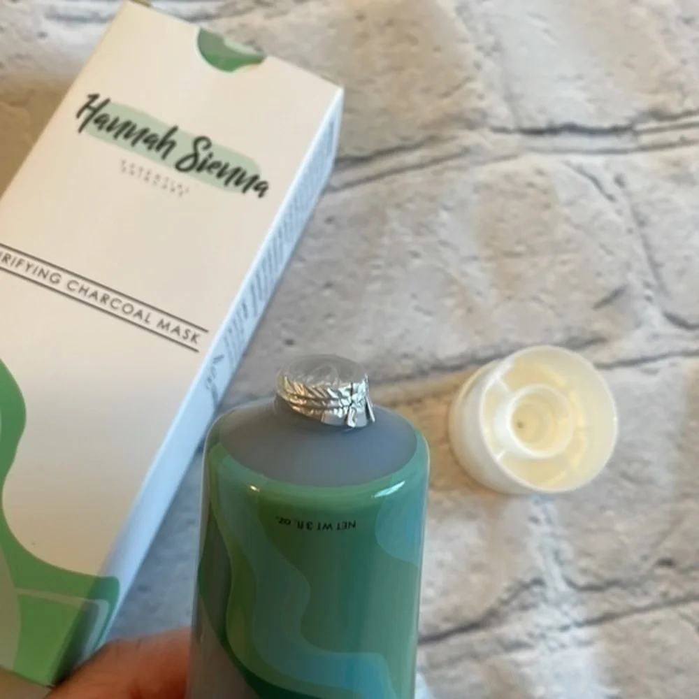 Hannah Sienna Essential Skincare Purifying Charcoal Mask - Picture 5 of 6